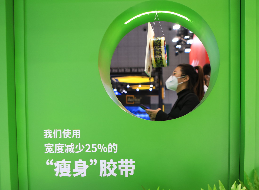 11月7日在第五届进博会服务贸易展区拍摄的快递运输企业环保用材展示。新华社记者 李京 摄
