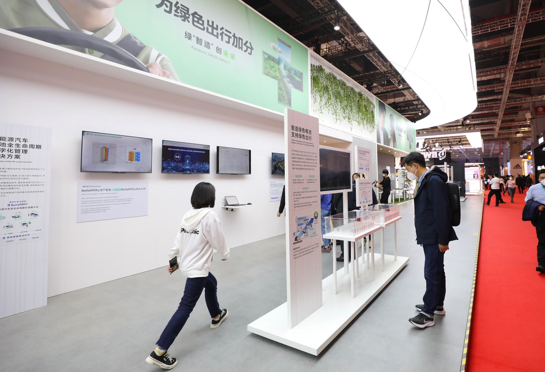 11月7日，参观者在第五届进博会松下公司展台绿色出行专区内一组车用智能电池展品前驻足观看。新华社记者 方喆 摄