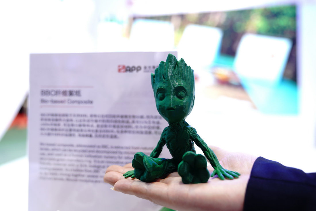 11月7日，参展人员在第五届进博会上展示用“BBC纤维絮纸”3D打印的玩具。“BBC纤维絮纸”提取于天然材料，使用过后可回收分解。新华社记者 张建松 摄
