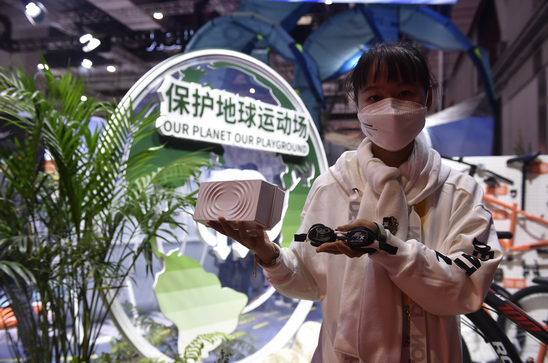 11月7日，在第五届进博会消费品展区，一家参展商的工作人员展示以甘蔗渣为原料制作的泳镜盒。新华社记者 鲁鹏 摄