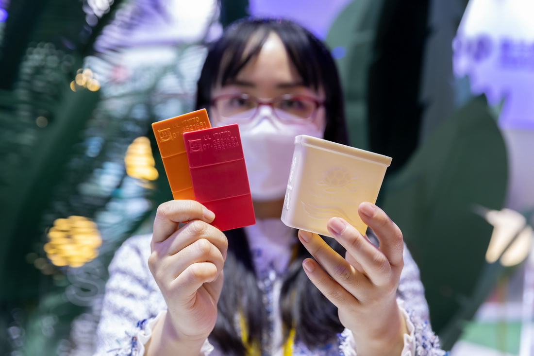 1月7日，工作人员在第五届进博会上展示创新纤维素生物基材“BBC纤维絮纸”。新华社记者 王翔 摄